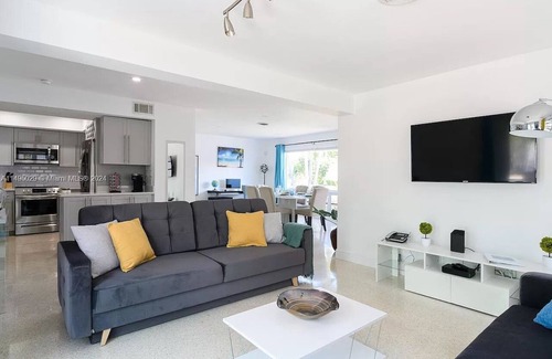 Imperial Point House | Ft Lauderdale Dream, pristine house with beautiful pool, 5 minutes to