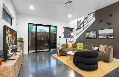 South Lamar Apartment | Full Duplex ATX Modern Creekside Retreat 2 Pools