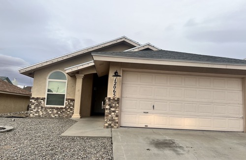 Biggs Field House | Full Home Cozy Stay on East