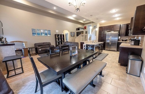 Grande Prairie House | Full House /Game Room /Hot Tub /TV Projector