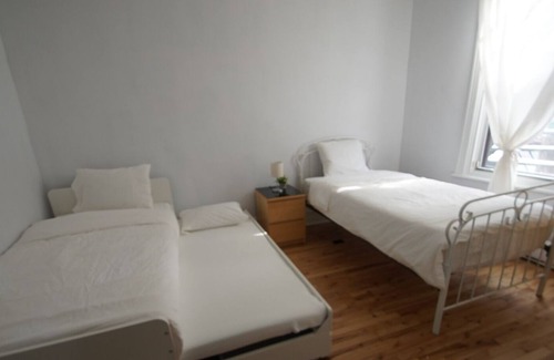 Longue-Pointe Apartment | Full house with hot tub and garden / patio next to Olympic Stadium