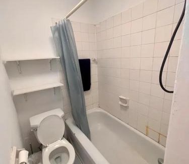 Mile End House | FULL KITCHEN 12min from DTOWN Room B