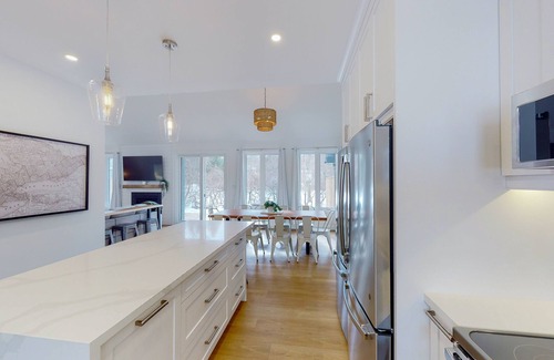 The Blue Mountains Ski Chalet | Full triplex near lake & ski lifts with 3 hot tubs, fireplaces, & central AC
