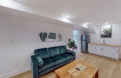 The Blue Mountains Ski Chalet | Full triplex near lake & ski lifts with 3 hot tubs, fireplaces, & central AC