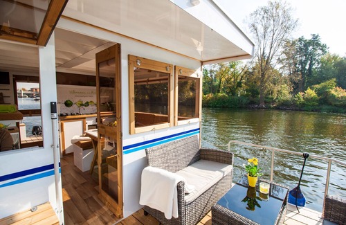Priepert Boat Rental | Fully-Equipped Boat 'Lisa' with Terraces