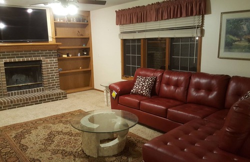 Urbandale House | Fully furnished 5 bedroom home in a nice neighborhood