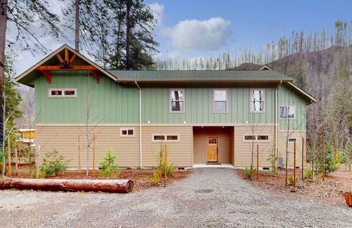 Vida House | Fully rebuilt riverfront home with deck, fireplace, & W/D - dog-friendly