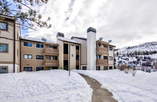 Avon House | Fully Remodeled Condo Close to Lifts and Bus Stops