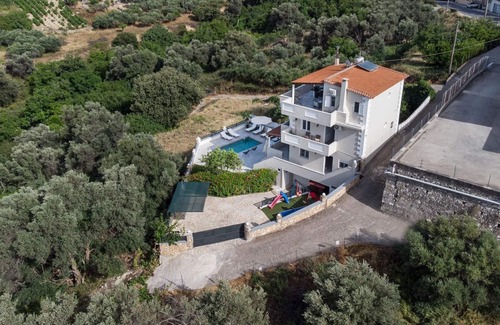 Kirianna Villa | Fully rennovated 4bedr villa,a luxury retreat!