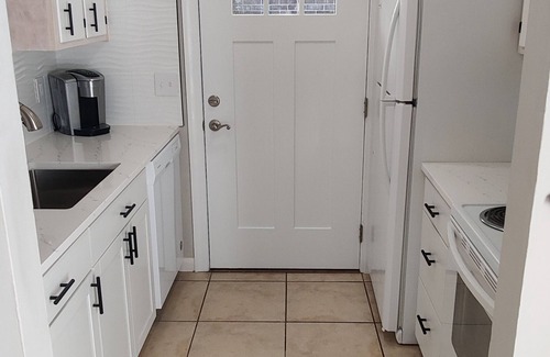 El Centro Beach Condo | Fully Renovated, Steps from Beach with Gulf Views. Pet Friendly!