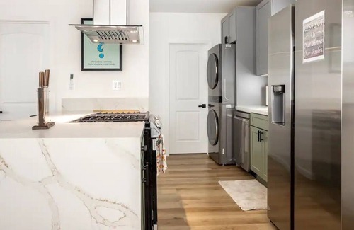 Los Angeles House | FULLY RENOVATED 2bed/1bath - The Monopoly House!