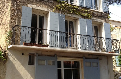 Bages Apartment | fully renovated apartment type artist studio overlooking the lake
