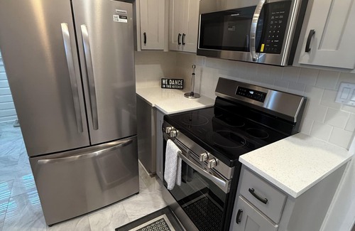 Montgomery House | Fully renovated Charming 2-bedroom with full kitchenin amazing at1423 Madison av