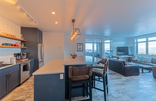 Golden Condo | Fully Renovated ski in/ski out Loft with Private Hot Tub