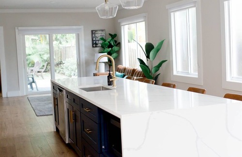 Sailboat Bend Apartment | Fully renovated - 12ft island - 1.2G Wifi