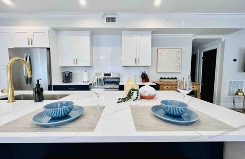 Sailboat Bend Apartment | Fully renovated - 12ft island - 1.2G Wifi