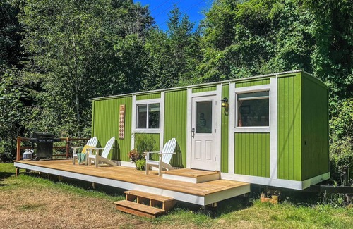 Ryderwood Cottage | Fun and Unique Waterfront Home w/Deck and BBQ - Unique Northwest Vacation Rentals