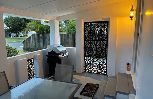 Tweed Heads House | Fun family escape! A stone's throw from the Tweed river & Coolie's beaches near.