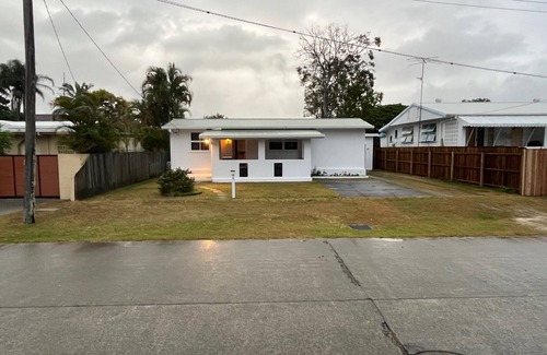 Tweed Heads House | Fun family escape! A stone's throw from the Tweed river & Coolie's beaches near.