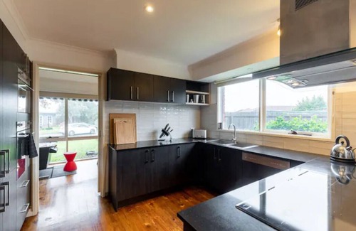 Torquay House | Fun Filled Renovated 80's Gem, 400m From the Beach!