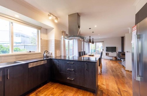 Torquay House | Fun Filled Renovated 80's Gem, 400m From the Beach!