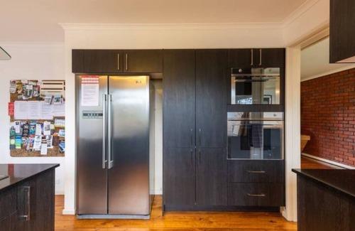 Torquay House | Fun Filled Renovated 80's Gem, 400m From the Beach!