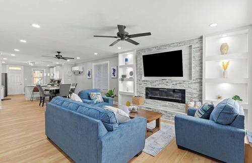 Gravois Park House | Fun Game Room & Theater, Walk to Dining & Music