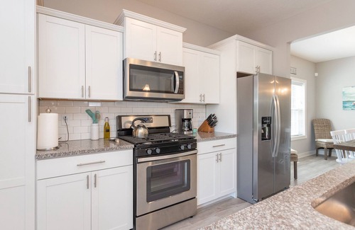 South Haven House | Fun Haven sleeps 12. All season pool and hot tub. Walk to beach. Pet friendly.