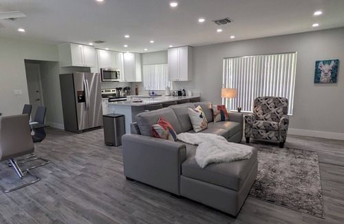 Coral Ridge House | "Fun"kadelic Flat! Shared Heated Pool n Spa! Beach 1.4 miles! Walk to Food n Fun
