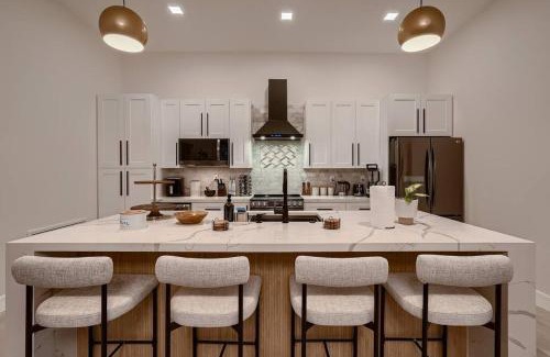 Seminole Villa | Fun & Luxury 5BR Pool Villa with Sauna, Arcade, Plunge and more!