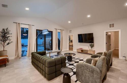Seminole Villa | Fun & Luxury 5BR Pool Villa with Sauna, Arcade, Plunge and more!