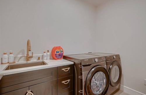 Seminole Villa | Fun & Luxury 5BR Pool Villa with Sauna, Arcade, Plunge and more!