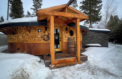 Grand Lake Cottage | Fun-sized 3-bedroom cottage on the river, plus hot tub. Pet-Friendly!