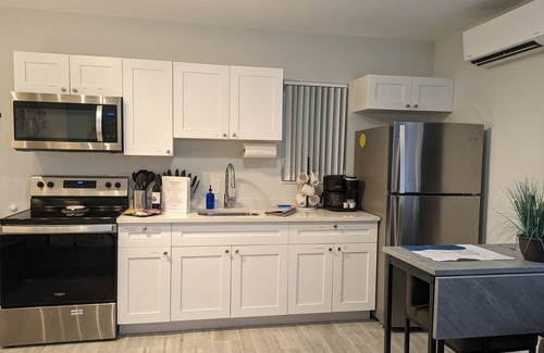 Coral Ridge Apartment | Fun-Sized Haven! Shared Heated Pool n Spa! Beach 1.4 mi! Walkable to Food n Fun