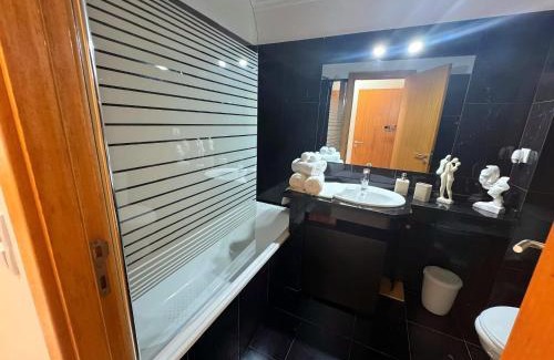 Santo Antonio House | Funchal Getaway, Cozy Private Room with WiFi and Ensuite Bathroom