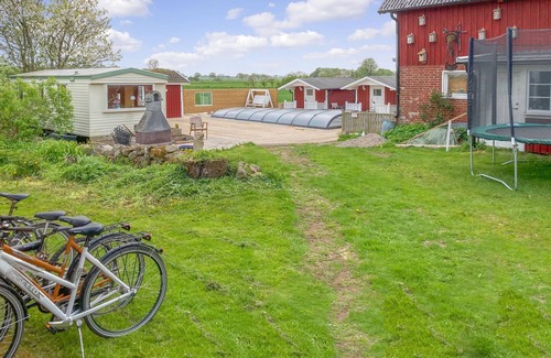 Morup House | Functionally furnished domicile, on a divided plot, with pool and barbecue.
