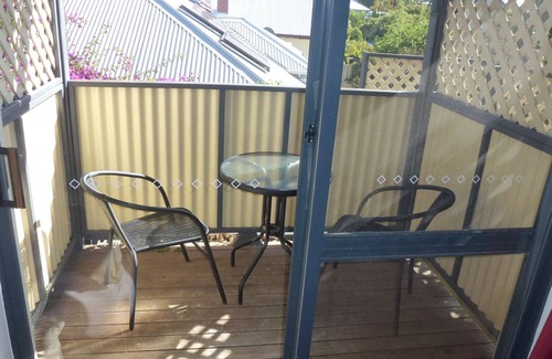 South Fremantle Apartment | Funky large one bed apartment with balcony and great outdoor dinning
