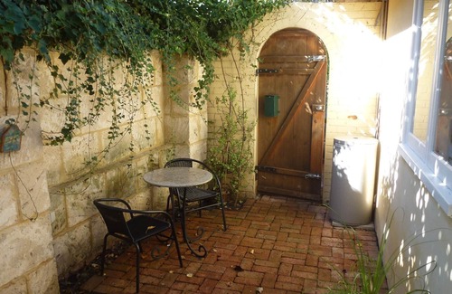 South Fremantle Apartment | Funky large one bed apartment with balcony and great outdoor dinning