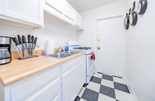 Southmoreland Apartment | Funky Midtown Art Gallery Apartment