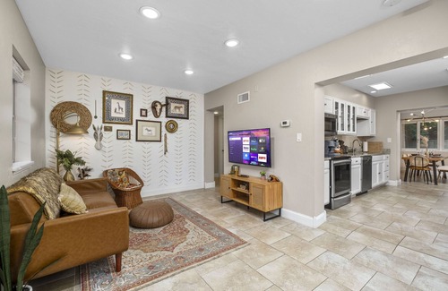 Gainesville House | Funky MINI GOLF Home filled with Amenities
