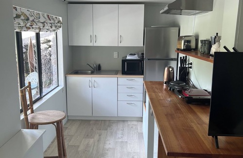 Paihia Apartment | Funky Studio Apartment in the centre of Paihia, Bay of Islands. Pet-Friendly