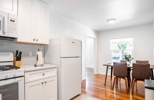Shoreline West House | Furnished 1BR in Mountain View w/ Yard & Parking