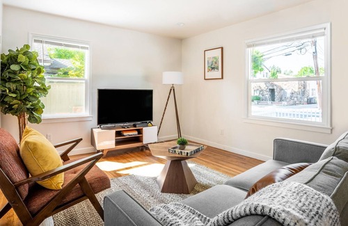 Shoreline West House | Furnished 1BR in Mountain View w/ Yard & Parking