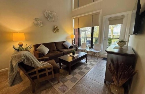 South Pandosy Apartment | Furnished 2BR Loft | Kelowna