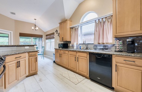 Spring House | Furnished 3 bed 2 bath w/screened porch 5 minutes from I-45 20 Mints. to IAH