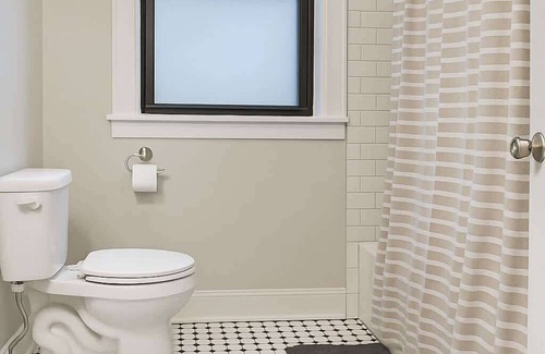 Hyde Park Apartment | Furnished 3BR Apt w/Laundry