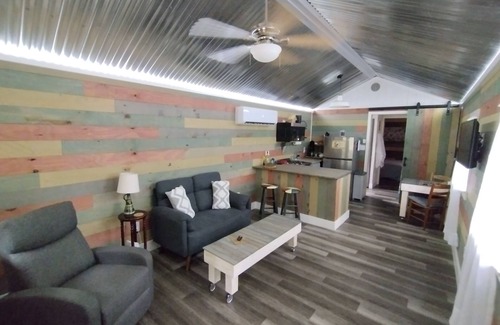 Honea Path Cabin | Furnished charming 1-bedroom cabin in peaceful Honea Path.
