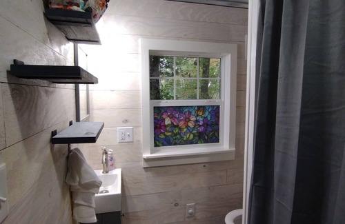 Honea Path Cabin | Furnished charming 1-bedroom cabin in peaceful Honea Path.