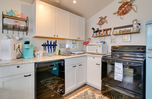 Port Isabel Cottage | Furnished Deck: Waterfront Port Isabel Cottage!