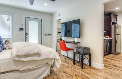 East Village Apartment | Furnished Studio APT | Downtown Long Beach | King Bed | WiFi | Extended Stay